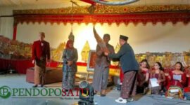 Penyerahan Gunungan Wayang Kulit Diserahkan Panitia Acara Ke Kepala Desa Kalisongo Bersama Wabup Malang, Hj Lathifah Shohib Tanda Dimulainya Pagelaran (Foto: Seno Pendoposatu)