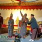 Penyerahan Gunungan Wayang Kulit Diserahkan Panitia Acara Ke Kepala Desa Kalisongo Bersama Wabup Malang, Hj Lathifah Shohib Tanda Dimulainya Pagelaran (Foto: Seno Pendoposatu)