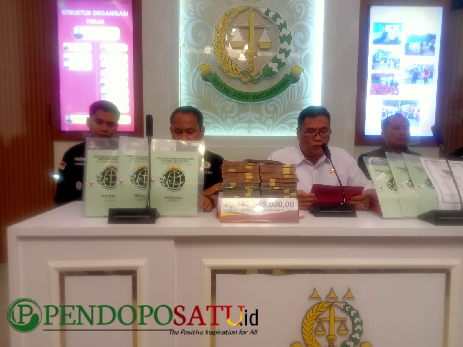 Diduga Pungli PTSL Kajari Pasuruan Tahan Kades Wonosari dan Dua Pengurus Pokmas Diduga Pungli PTSL Kajari Pasuruan Tahan Kades Wonosari dan Dua Pengurus Pokmas