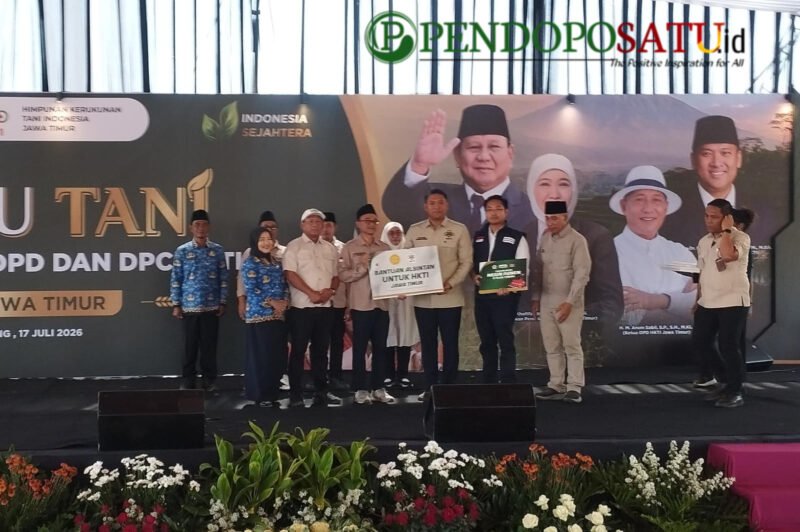 Ketua Umum HKTI Yang Juga Wakil Menteri RI Pertanian Sudaryono Didampingi Wakil Bupati Malang, Hj Lathifah Shohib Dan Ketua HKTI Kabupaten Malang Mahrus Sholeh (Foto: Seno Pendoposatu)