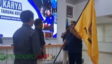 Dani Agung Prasetiyo Saat Terima Pataka Karang Taruna Kota Malang (Foto: Agus Pendoposatu)