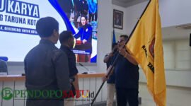 Dani Agung Prasetiyo Saat Terima Pataka Karang Taruna Kota Malang (Foto: Agus Pendoposatu)
