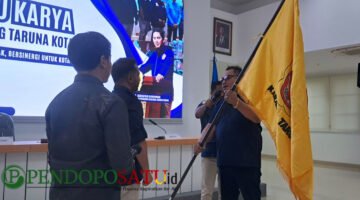 Dani Agung Prasetiyo Saat Terima Pataka Karang Taruna Kota Malang (Foto: Agus Pendoposatu)