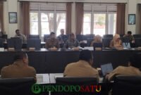 Kepala Bakorwil III Malang, Asep Kusdinar Saat Mengikuti Rapat Kegiatan Desk Optimalisasi Barang Milik Daerah Di Lingkungan Pemprov bersama Komisi C DPRD Provinsi Jatim Di Kota Probolinggo (Foto: bgs Pendoposatu)