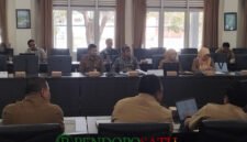 Kepala Bakorwil III Malang, Asep Kusdinar Saat Mengikuti Rapat Kegiatan Desk Optimalisasi Barang Milik Daerah Di Lingkungan Pemprov bersama Komisi C DPRD Provinsi Jatim Di Kota Probolinggo (Foto: bgs Pendoposatu)