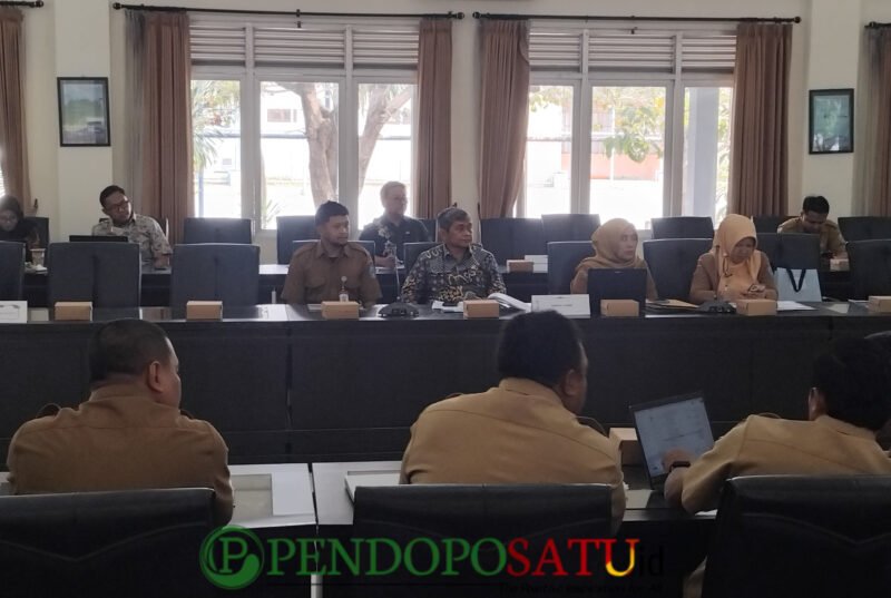Kepala Bakorwil III Malang, Asep Kusdinar Saat Mengikuti Rapat  Kegiatan Desk Optimalisasi Barang Milik Daerah Di Lingkungan Pemprov bersama Komisi C DPRD Provinsi Jatim Di Kota Probolinggo (Foto: bgs Pendoposatu)