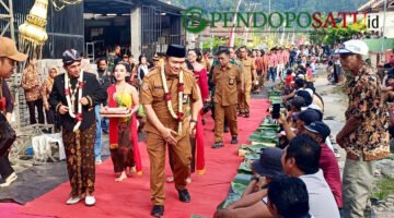 Sekda Kabupaten Malang, Budiar Anwar Didampingi Kepala Desa Pujiharjo, Hendiarso, Dan Beberapa OPD Serta Forkopimcam Saat Menghadiri Bersih Desa Pujiharjo ke-94 (Foto: Seno Pendoposatu)