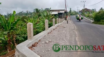 Pembangunan Dinding Penahan Tanah (DPT) Tangsi - Sipelot Kecamatan Tirtoyudo Oleh DPUBM Kabupaten Malang (Foto: Seno Pendoposatu)