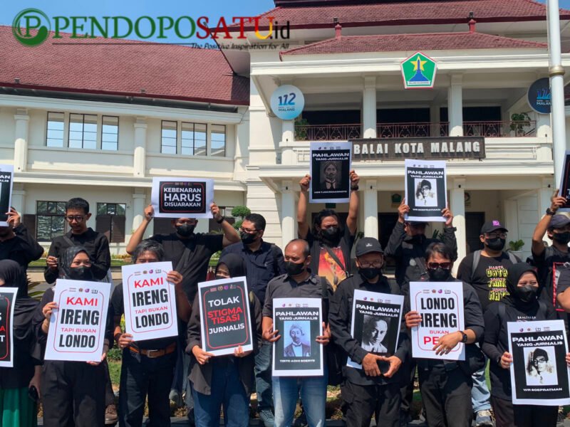 Insan Pers Malang Raya Saat Demo Di Alun-alun Tugu Balai Kota Malang (Foto: bgs Pendoposatu)