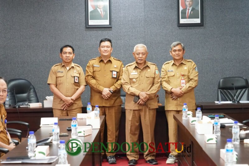 Kepala Bakorwil Malang, Asep Kusdinar (Kanan), Bupati Malang, HM. Sanusi (Kanan II), Didampingi Sekda Dan Kepala Bapeda Kabupaten Malang (Foto: bgs pendoposatu.id)