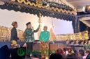 Sekda, Budiar Anwar ( tengah) Didampingi Kepala Desa Kedungsalam Misdi (kiri) Saat Menyarahkan Wayang ke Ki Dalang (Foto: Seno pendoposatu.id)
