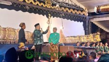 Sekda, Budiar Anwar ( tengah) Didampingi Kepala Desa Kedungsalam Misdi (kiri) Saat Menyarahkan Wayang ke Ki Dalang (Foto: Seno pendoposatu.id)