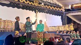 Sekda, Budiar Anwar ( tengah) Didampingi Kepala Desa Kedungsalam Misdi (kiri) Saat Menyarahkan Wayang ke Ki Dalang (Foto: Seno pendoposatu.id)