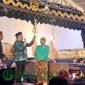 Sekda, Budiar Anwar ( tengah) Didampingi Kepala Desa Kedungsalam Misdi (kiri) Saat Menyarahkan Wayang ke Ki Dalang (Foto: Seno pendoposatu.id)