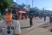 Ket foto. Ket foto. Kepala Desa Sidorejo, Pagelaran Kabupaten Malang, M. Hery Junaedi (insert) dengan latar belakang kirab 