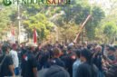 Ratusan warga menggelar aksi demo di depan kantor PJT 1 (Foto: Nadia pendoposatu.id)