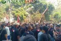 Ratusan warga menggelar aksi demo di depan kantor PJT 1 (Foto: Nadia pendoposatu.id)