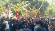 Ratusan warga menggelar aksi demo di depan kantor PJT 1 (Foto: Nadia pendoposatu.id)