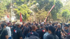 Ratusan warga menggelar aksi demo di depan kantor PJT 1 (Foto: Nadia pendoposatu.id)