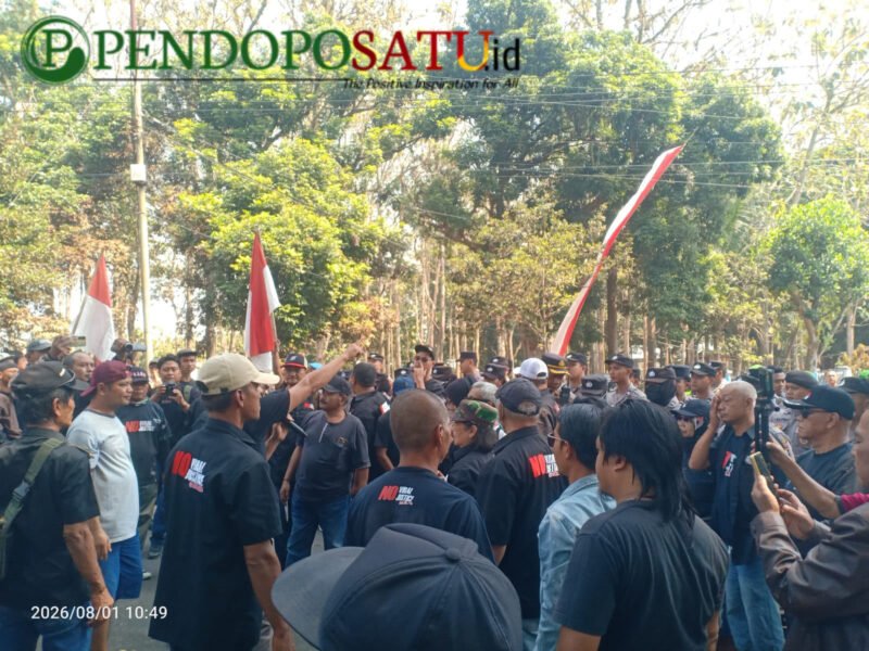 Ratusan warga menggelar aksi demo di depan kantor PJT 1 (Foto: Nadia pendoposatu.id)