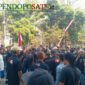 Ratusan warga menggelar aksi demo di depan kantor PJT 1 (Foto: Nadia pendoposatu.id)