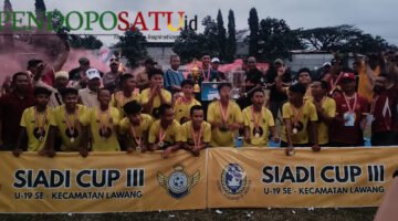 Pemberian Tropi Siadi CUP kepada juara 1 (Foto: Seno pendoposatu.id)