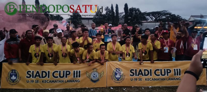 Pemberian Tropi Siadi CUP kepada juara 1 (Foto: Seno pendoposatu.id)