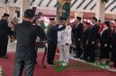 Bupati Malang, HM.Sanusi saat menyematkan lencana pada acar pelantikan Camat (Foto: Seno pendoposatu.id)