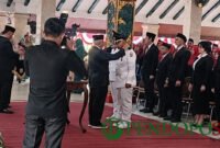 Bupati Malang, HM.Sanusi saat menyematkan lencana pada acar pelantikan Camat (Foto: Seno pendoposatu.id)