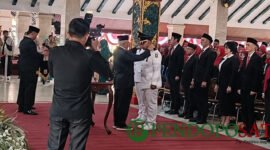 Bupati Malang, HM.Sanusi saat menyematkan lencana pada acar pelantikan Camat (Foto: Seno pendoposatu.id)