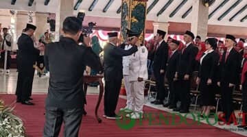 Bupati Malang, HM.Sanusi saat menyematkan lencana pada acar pelantikan Camat (Foto: Seno pendoposatu.id)