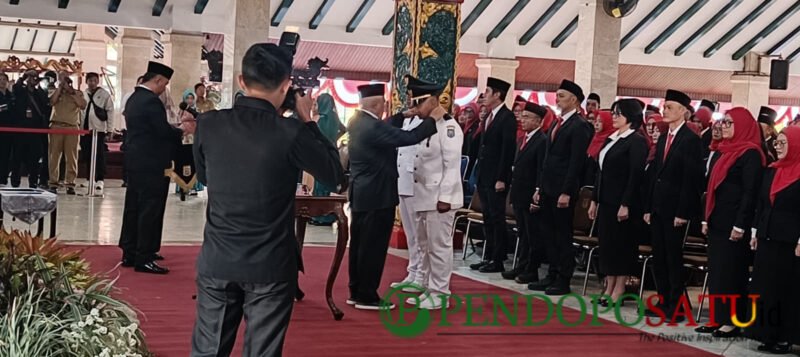 Bupati Malang, HM.Sanusi saat menyematkan lencana pada acar pelantikan Camat (Foto: Seno pendoposatu.id)