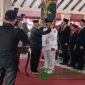 Bupati Malang, HM.Sanusi saat menyematkan lencana pada acar pelantikan Camat (Foto: Seno pendoposatu.id)