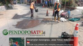Tim Salob UPT PJJ Kauman saat mengerjakan ruas jalan Bungur - Kedoyo Kabupaten Tulungagung (Foto: S Suharnanik pendoposatu.id)