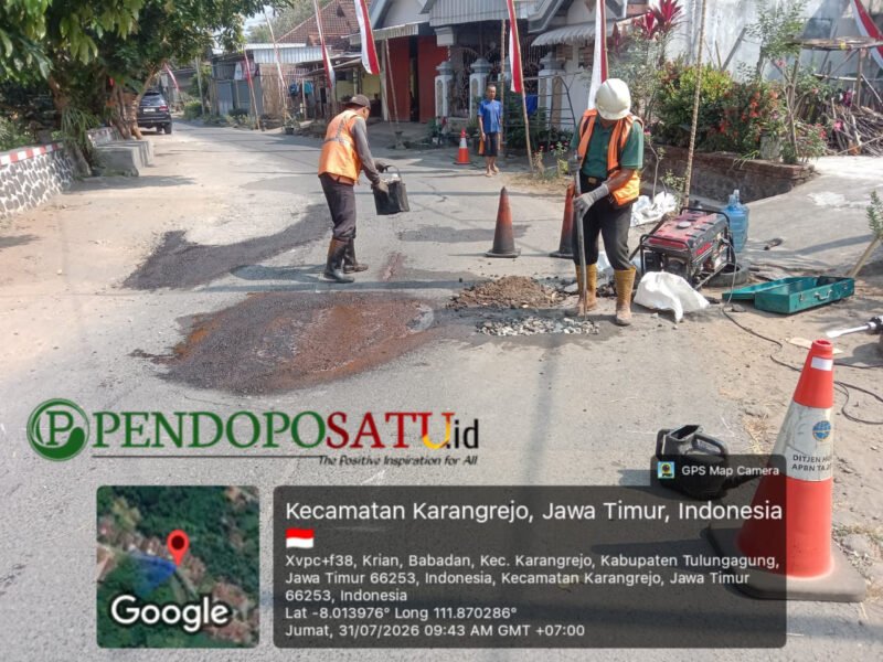 Tim Salob UPT PJJ Kauman saat mengerjakan ruas jalan Bungur - Kedoyo Kabupaten Tulungagung (Foto: S Suharnanik pendoposatu.id)
