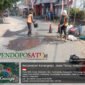 Tim Salob UPT PJJ Kauman saat mengerjakan ruas jalan Bungur - Kedoyo Kabupaten Tulungagung (Foto: S Suharnanik pendoposatu.id)