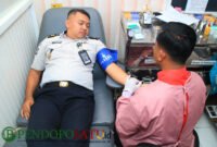Pegawai Lapas II A Kabupaten Banyuwangi saat melakukan donor darah di kantor PMI (Foto: Boby Try pendoposatu.id)
