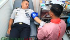 Pegawai Lapas II A Kabupaten Banyuwangi saat melakukan donor darah di kantor PMI (Foto: Boby Try pendoposatu.id)