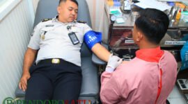 Pegawai Lapas II A Kabupaten Banyuwangi saat melakukan donor darah di kantor PMI (Foto: Boby Try pendoposatu.id)