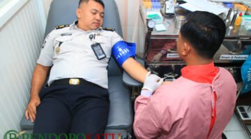 Pegawai Lapas II A Kabupaten Banyuwangi saat melakukan donor darah di kantor PMI (Foto: Boby Try pendoposatu.id)