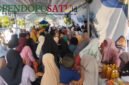 Warga Kota Pasuruan saat antri di pasar Mayangan (Foto: Abdullah pendoposatu.id)