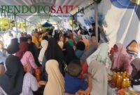 Warga Kota Pasuruan saat antri di pasar Mayangan (Foto: Abdullah pendoposatu.id)