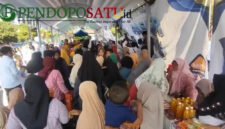 Warga Kota Pasuruan saat antri di pasar Mayangan (Foto: Abdullah pendoposatu.id)