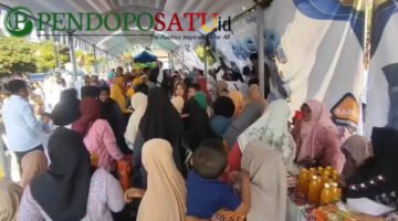 Warga Kota Pasuruan saat antri di pasar Mayangan (Foto: Abdullah pendoposatu.id)
