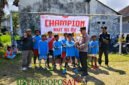 Kapolsek Songgon, AKP Pudji Wahyono, S.H saat memberikan tropi Juara 1 kepada SDN 4 Sumberarum (Foto: Boby Ary pendoposatu.id)