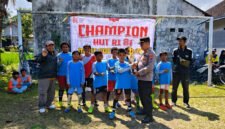 Kapolsek Songgon, AKP Pudji Wahyono, S.H saat memberikan tropi Juara 1 kepada SDN 4 Sumberarum (Foto: Boby Ary pendoposatu.id)