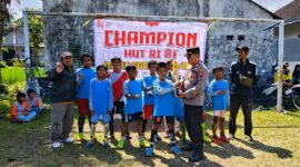 Kapolsek Songgon, AKP Pudji Wahyono, S.H saat memberikan tropi Juara 1 kepada SDN 4 Sumberarum (Foto: Boby Ary pendoposatu.id)