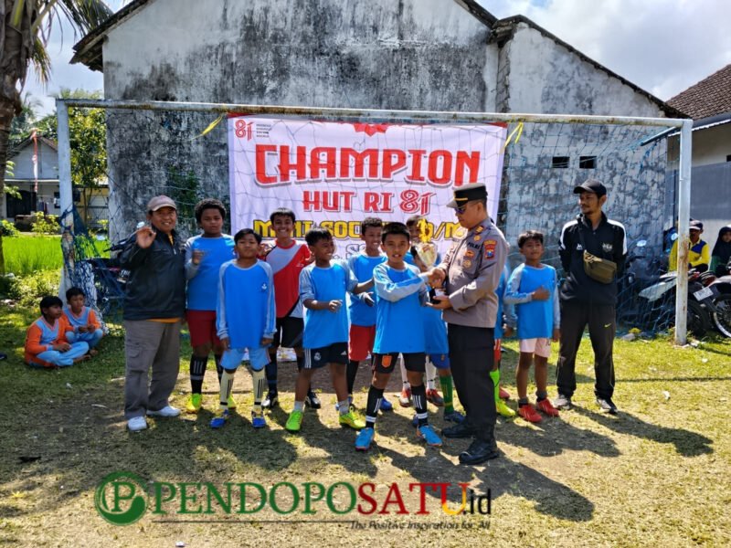 Kapolsek Songgon, AKP Pudji Wahyono, S.H saat memberikan tropi Juara 1 kepada SDN 4 Sumberarum (Foto: Boby Ary pendoposatu.id)