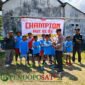 Kapolsek Songgon, AKP Pudji Wahyono, S.H saat memberikan tropi Juara 1 kepada SDN 4 Sumberarum (Foto: Boby Ary pendoposatu.id)