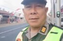 Kapolsek Muncar, AKP Kusmisn, S.H saat melaksanakan pengaturan lalu lintas pagi hari (Foto: Boby pendoposatu.id)